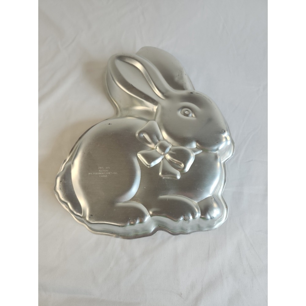Vintage 2000 Wilton Easter Bunny Aluminum Cake Pan